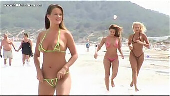 Atemberaubende Babes In Bikinis Am Strand Von Ibiza