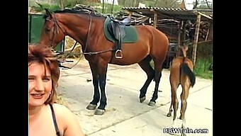 ¡mujer Curvilínea De Mediana Edad Se Entrega Al Placer Al Aire Libre!