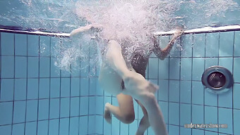 La Séance De Douche Sensuelle De Katrin Et Lucy En Bikinis Aux Petits Seins