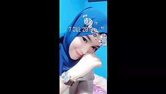 Puteri Indonesia Melakukan Tarian Sensual Di Bigo Live