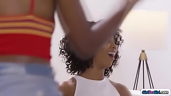 Η Misty Stone Και Η Εβένια Θετή Της Κόρη Επιδίδονται Σε Μια Καυτή Λεσβιακή Συνάντηση