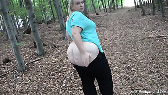 Ein Junges, Kurviges Girl Gibt Ihrem Freund Einen Blowjob Und Hat Beim Camping Im Wald Geschlechtsverkehr