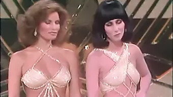 Cher And Raquel Welch ในภาพยนตร์ผู้ใหญ่ย้อนยุค - แนววินเทจ