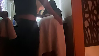 Gadis Remaja Dari Kamar Asrama Berbagi Penghapusan Riasan Dan Pertemuan Seksual