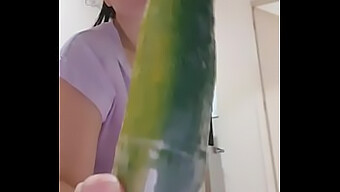 拉丁美女的美食游戏导致了热烈的肛交动作