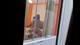 Seorang Amatir Latina Kecil Menangkap Temannya Yang Selingkuh Dari Kamar Di Atas.