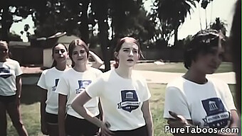 Jeune Étudiante Couverte De Sperme Tabou D'Un Éducateur En Uniforme