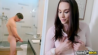 Zrelá Milf Chanel Preston Objaví Svojho Syna Masturbujúceho V Kúpeľni