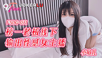 一个可爱的年轻亚洲女孩经历了性交和射精 - 一个完美无瑕的青少年用男性器官和精液填满她紧贴的阴道。