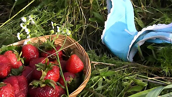 Diversión Al Aire Libre Con Una Chica Con Sabor A Fresa