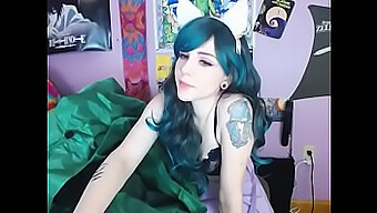 Srčkana Camgirl Kitty Se Prepušča Samozadovoljstvu Za Svoje Gledalce