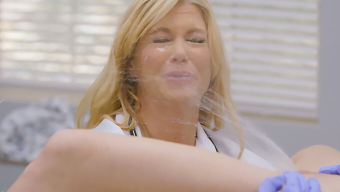 Kenzie Reeves Diagnosticada Como Eyaculadora Femenina Por El Dr. Siren