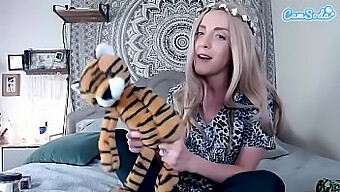 Camsoda Predstavlja Parodijo Tiger Kinga Z Blond Bejbo In Velikim Črnim Tičem