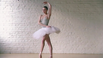 Sự Quyến Rũ Của Ballerina: Một Màn Trình Diễn Đầy Kích Thích Của Khiêu Vũ Và Ham Muốn Châu Âu