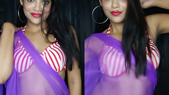 A Linda Garota Indiana Rekha Boi Faz Audição Com Um Striptease Sensual De Biquíni