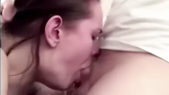 Une Femme Promiscueuse Apprécie Une Fellation Intense Et Reçoit Du Sperme Dans Sa Bouche.