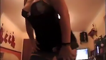 Una Bionda Milf Fa Il Teasing Con Il Suo Sedere In Un Video Fatto In Casa