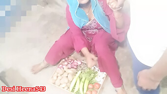 Desi Bhabhi Vende Verduras Y Le Ofrecen Una Gran Polla En Hindi