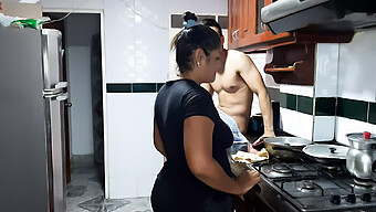 Madura De Grandes Tetas Hace Una Mamada En La Cocina