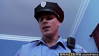 Amia Miley和johnny Sins在brazzers的硬核警察场景中