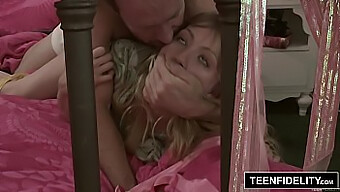 Surpresa De Aniversário De Ivy Wolfe: Uma Jovem E Loira Gozada Dentro