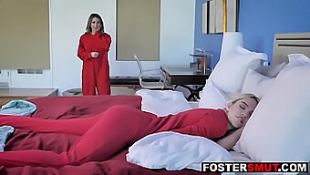 La Milf Lesbiana Y Su Hijastra Rubia Se Entregan A Una Sensual Digitación. ¡mira Cómo Se Entregan Al Placer Y Al Placer!