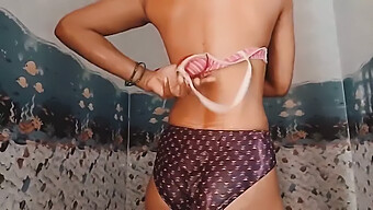 Revelando O Banho Íntimo E Lingerie Da Milf Indiana Mamta Bhabhi