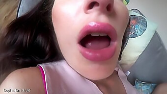 Sophia Smith'S Sensual Face Licking And Kissing Techniques