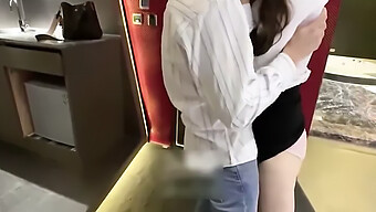 Un Sensuale Collega Cinese Seduce Il Suo Collega Maschio Per Un Incontro Sessuale In Varie Posizioni.