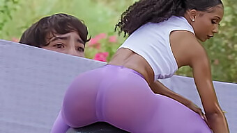 Milf Negra Pega Jovem Espionando Sua Sessão De Treino