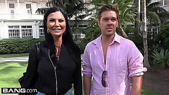 Jasmine Jae, Soparna Milf S Preluknjanimi Bradavičkami In Klitorisom, Uživa V Plažnem Razburkanju S Trojčkom