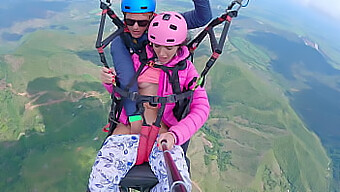 Domácí Video Ženy, Která Stříká Při Paraglidingu.