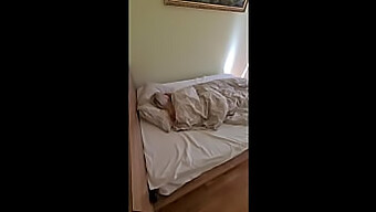 La Vidéo Maison D'Un Couple Amateur Montrant Sa Femme Se Masturbant Pendant Que Son Mari Est Au Travail