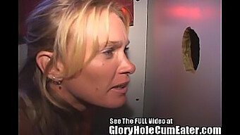 Hete Milf Geniet Van Onbeschermde Anale Seks In Gloryhole Booth