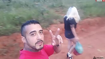 Encontro Público Na Estrada Com Uma Adolescente Tatuada E Seios Grandes