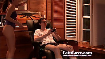 เซสชั่นเซ็กส์ที่เร่าร้อนของ Lelu Love กับแฟนหนุ่มผู้คลั่งไคล้วิดีโอเกมที่บ้าน