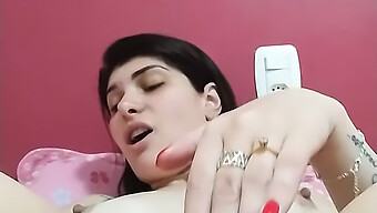 امرأة سمراء شابة تستمني بالألعاب وتعرض مؤخرتها الضيقة ..