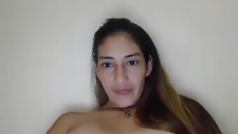 El Coño Joven Y Sexy De Pamelita Se Muestra A Través De Skype. ¡mira Cómo Se Divierte!