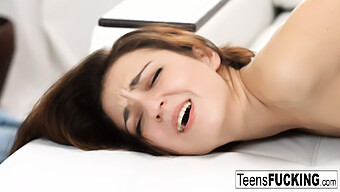 Teen Liona Bị Đụ Mạnh Vào Mông Trong Khi Mang Giày Cao Gót