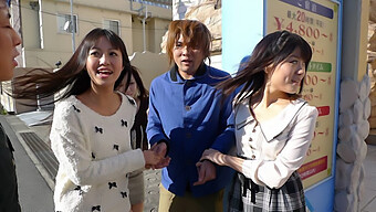 La Fille Asiatique Kotomi Asakura Profite D'Un Trio Avec Ses Amis Et Leur Pénis