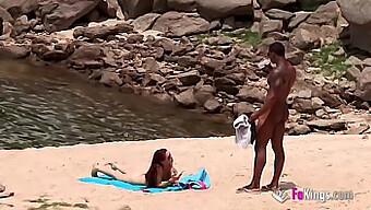 Dobro Obdarjen Temnopolti Moški Uspešno Išče Nudistična Srečanja Na Plaži.