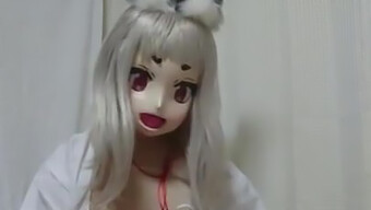 Uma Raposa Japonesa De Kigurumi Mostra Seu Corpo.