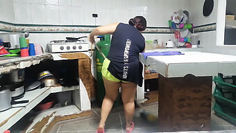 Una Milf Latina Interrumpe Su Descanso Del Baño Para Complacer A Su Hijastro