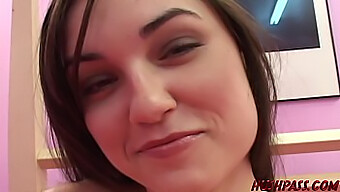 Sasha Grey, Uwodzicielska Gwiazda Porno, Oddaje Się Głębokiej Penetracji Analnej W Tym Gorącym Filmie.