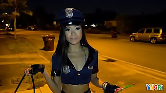 Petite Asian Teen Vina Sky'S Udendørs Sexcapade På Halloween