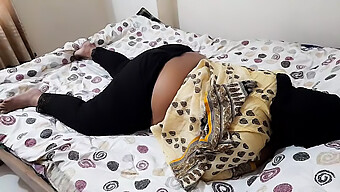 Jovencita India Experimenta Su Primera Vez Con Su Novio En La Cama, Gritando