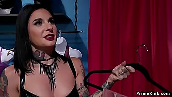 Submissão Kinky: Amante Bdsm Usa Brinquedo Sexual Em Submissas