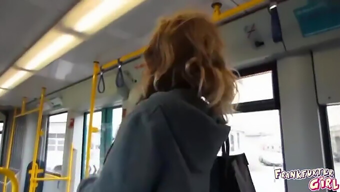 Europejska Dziewczyna Zaspokaja Się W Tramwaju Z Frankfurtu