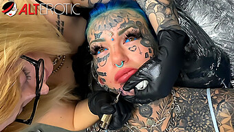 Una Splendida Donna Tatuata Riceve Una Nuova Inchiostrazione Facciale