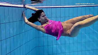 Aventure Sensuelle Au Bord De La Piscine Et Dans Les Sports Nautiques De La Jeune Russe Zlata